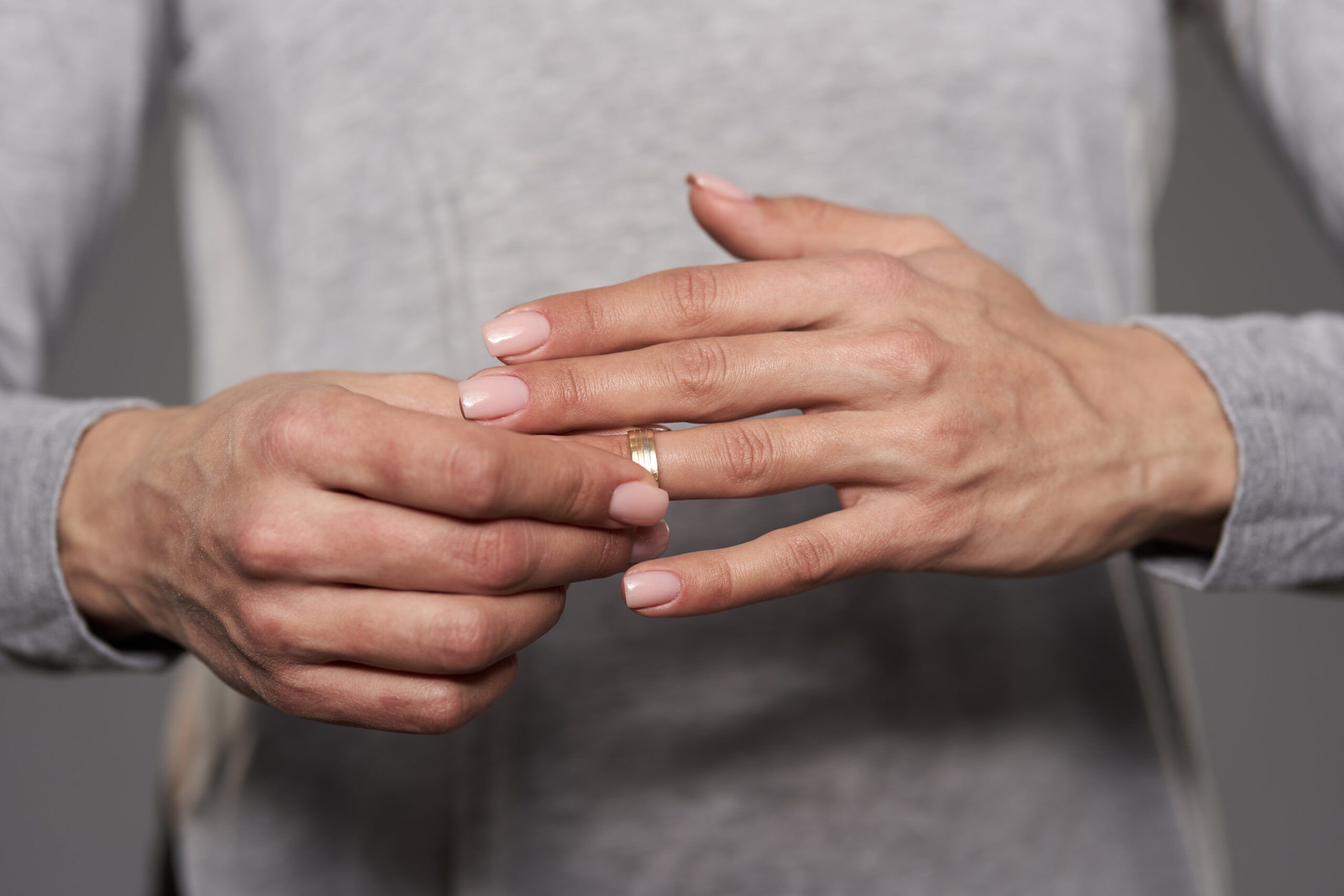 taking off wedding ring divorce